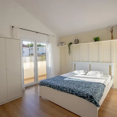 Apartment Apartman Rojo Omiš