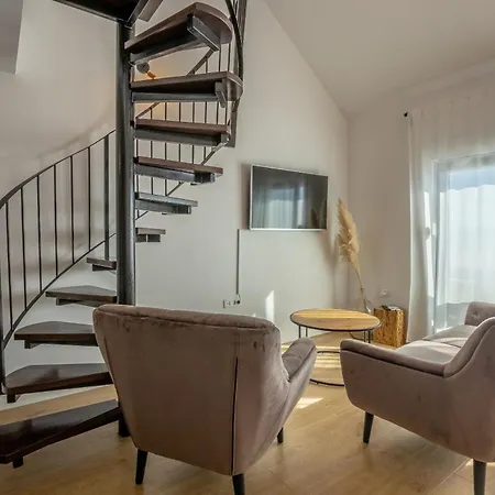 Apartman Rojo * אומיס
